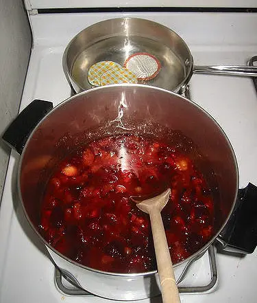 plum-jam-cooking