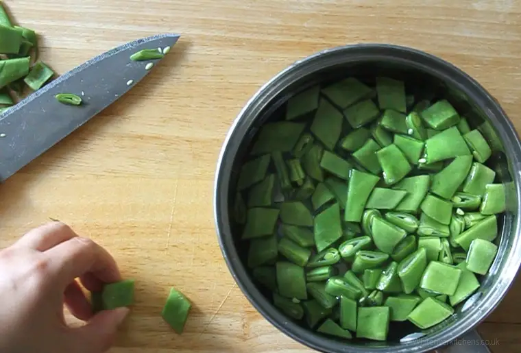 put runner beans in pan